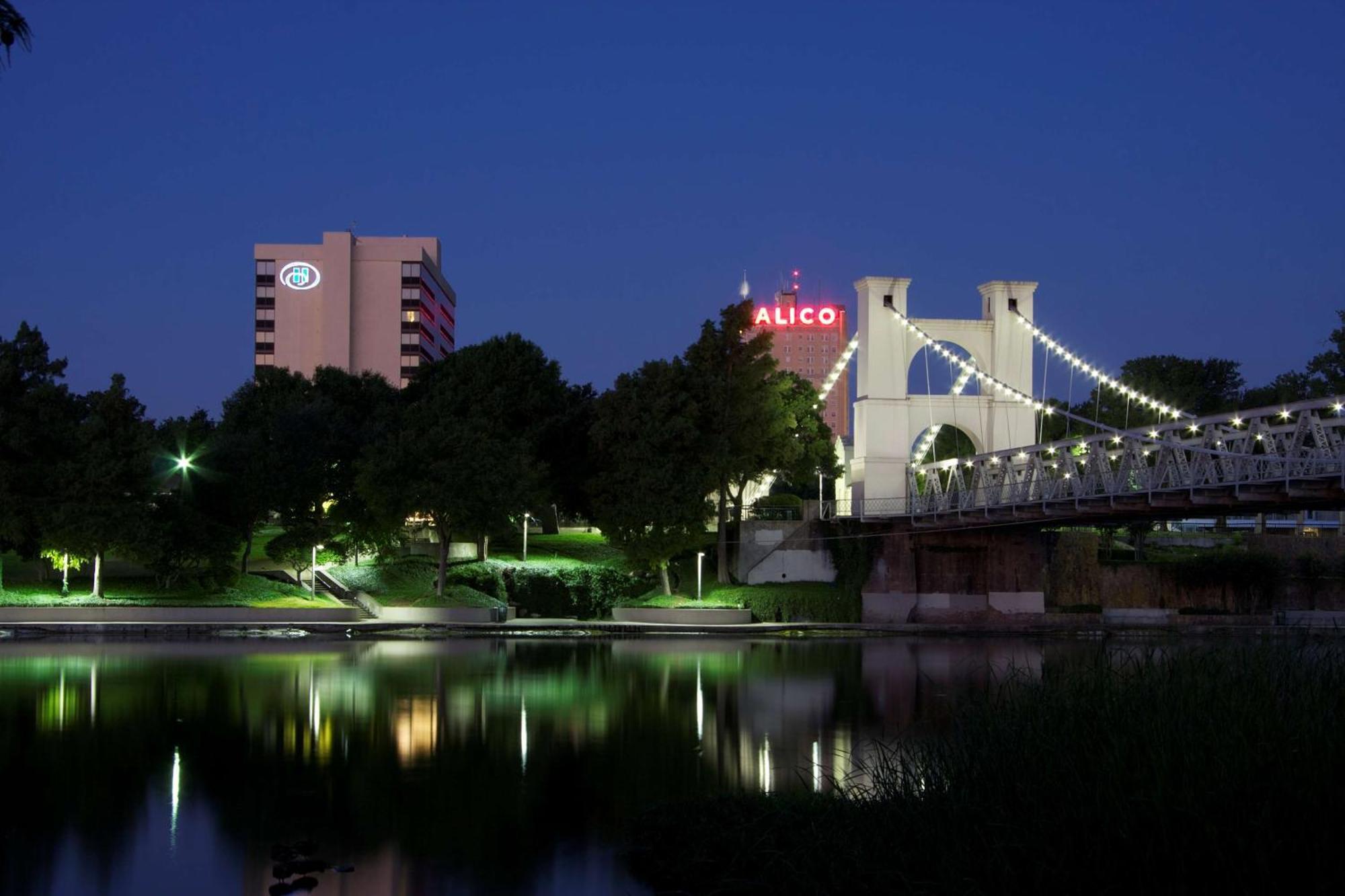 Hilton Waco Hotel Exterior photo